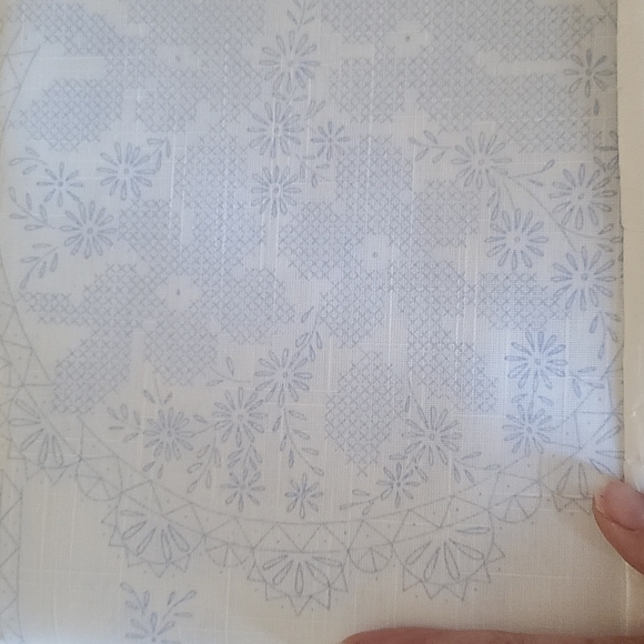 New Vintage floral needlepoint table cloth - Picture 4 of 10